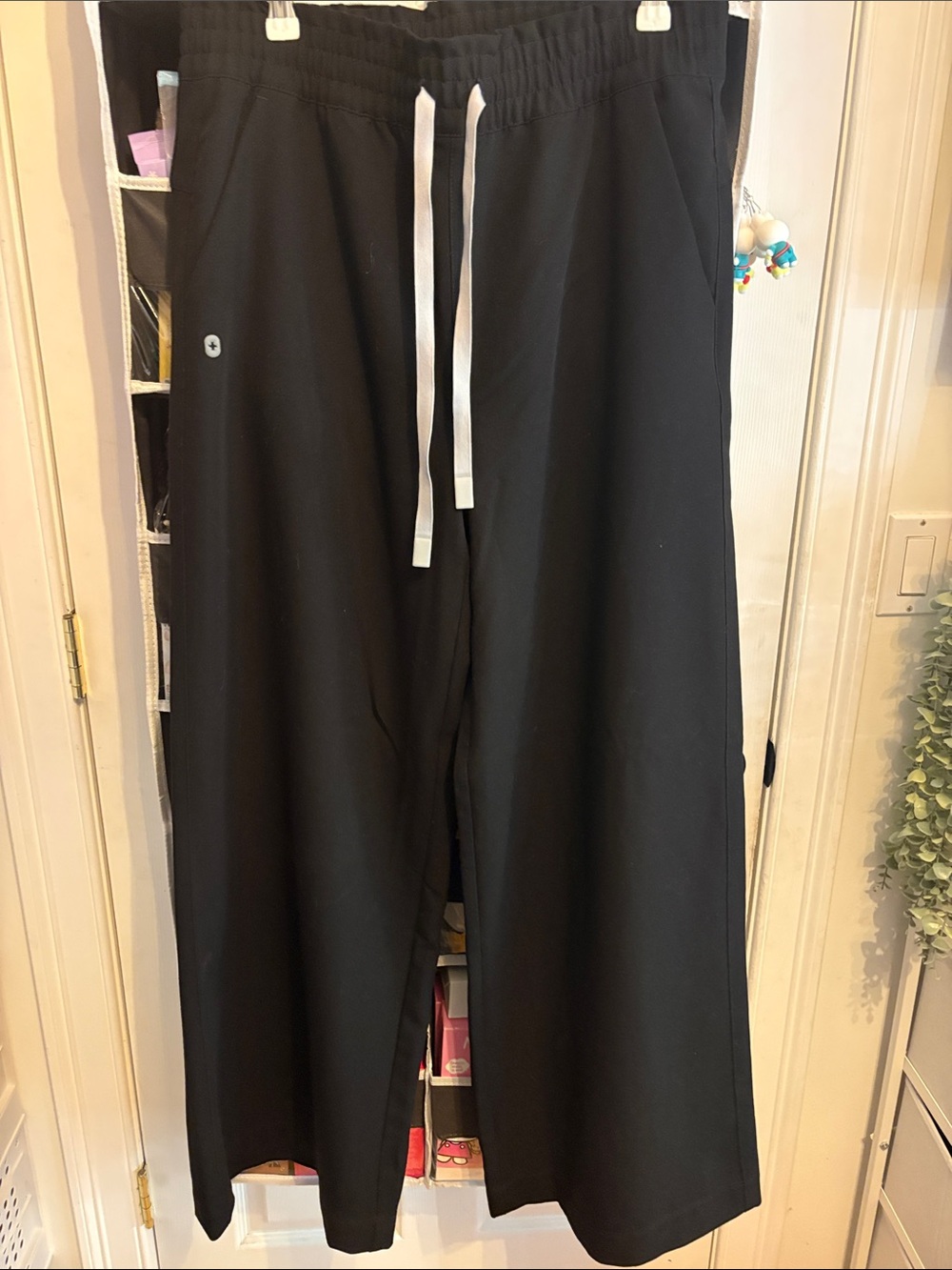 Figs women’s Sydney Scrub Jacket and wide leg scrub bottoms! - Picture 4 of 5